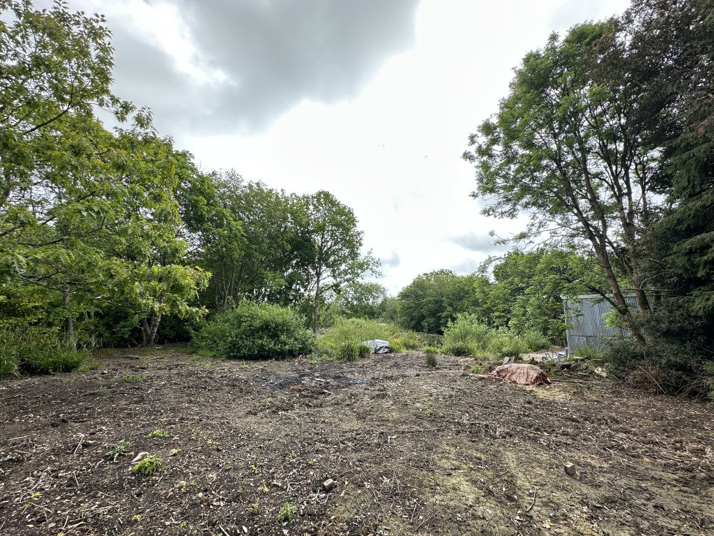 Lot: 60 - TIN BARN WITH POND SET IN APPROXIMATELY ONE ACRE - Tin Barn with Pond